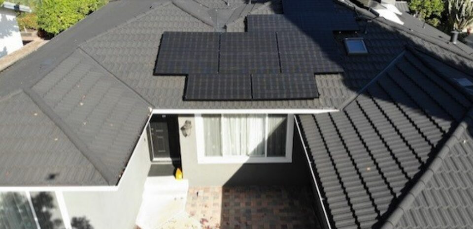 Sunnyvale, CA roofing company installing modern residential roof