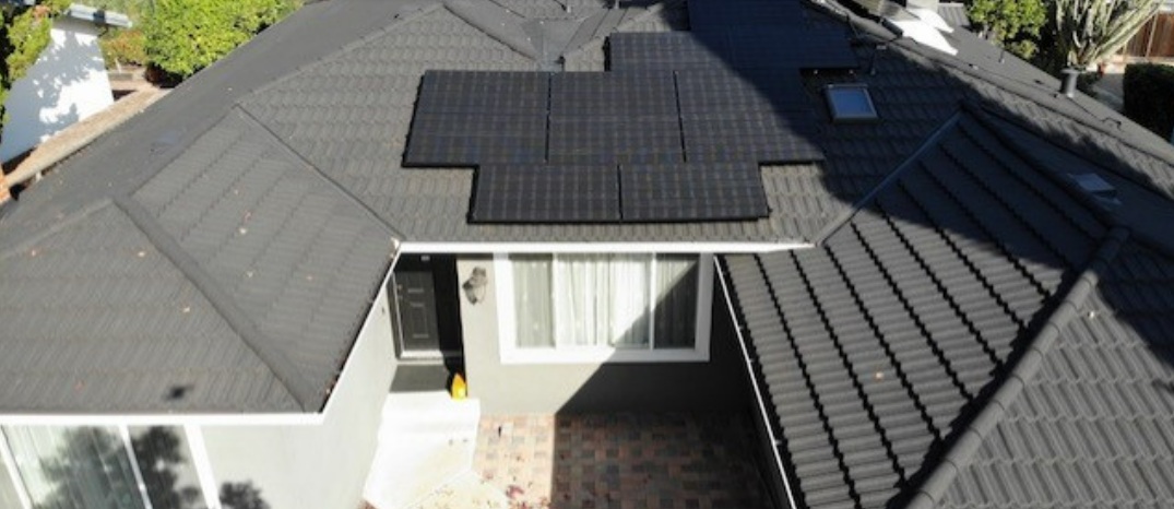 Sunnyvale, CA roofing company installing modern residential roof